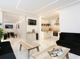 STAY BY THE SEA Deluxe Apartment