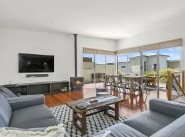 Coastal Comfort, Just a Ocean Glimpse Away Torquay