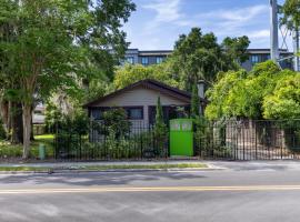 Luxury Retreat Just Steps from UF Main Campus, hotel in Gainesville