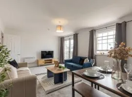 Fabulous 1 Bed Harbour-side Apartment with Balcony