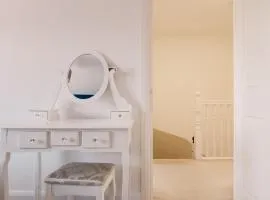 Beautiful 3 Bedroom Home Near Worcester