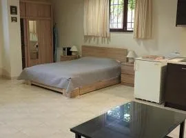 AIRPORT 2 STOPS By METRO FROM STUDIO,METRO STATION "PEANIA-KANTZA"