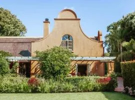Homely Cape Dutch house with pool & mountain view