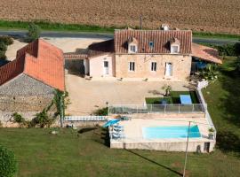 Maison de vacances Avec Piscine, hotel en Loubejac