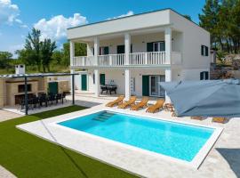 Villa Vallis with pool, Hotel in Kruševo