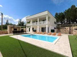 Villa Vallis with pool