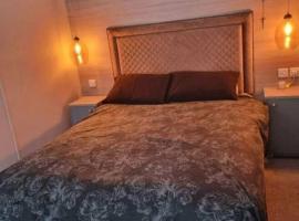 Aberdunant Hall Holiday Park - Holiday Accommodation 19035、Prentegのホテル