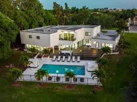 8k SQ FT Villa Heated Pool Game Room Jacuzzi