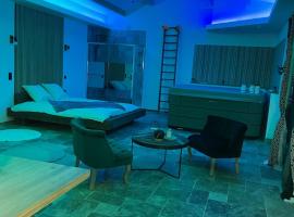 Love room, hotel in Paizay-le-Chapt