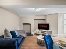 Shakespeare Stay! Chic Apartment - Patio