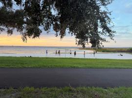 Family retreat with lake views and near Disney, Hotel in Saint Cloud