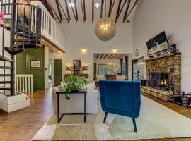 Heavenly Hideaway - Arcade Games, Screened Porch, Pet Friendly + Big Canoe Access, hotel v destinaci Marblehill