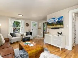 Shade Tree Bungalow in Old Town, Yard & Garage