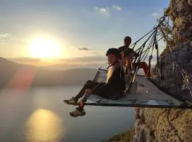 Nuit suspendue insolite en falaise