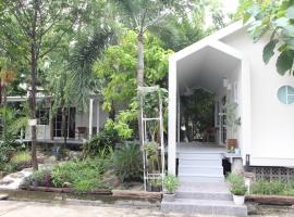 Homeku Guesthouse Room 3 Cozy Stay Close to Suvarnabhumi Airport, cabin in Lat Krabang