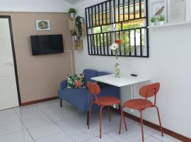 Independent garden cottage, hotel in Paramaribo