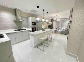 Upscale City Center Condo, hotel in Carlos Guerra