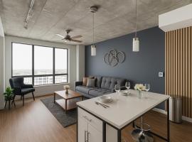 Bright 2BR Apt Pool, Gym Walkable Area, hotel in Birmingham