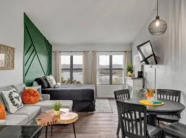 Luxury Studio Condo With Beautiful Lake View