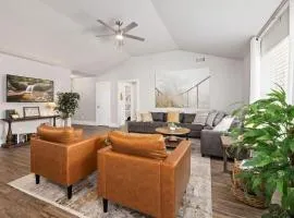 Peaceful Home close to UofA & I-49 hot tub