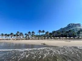Depto en la playa con toboganes, juegos y restaurantes