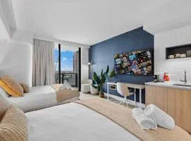 Downtown Luxury Stay with Complimentary Parking