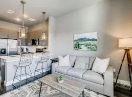 One Bedroom Downtown Luxury Apartment - Fast Wi-Fi - Free Parking