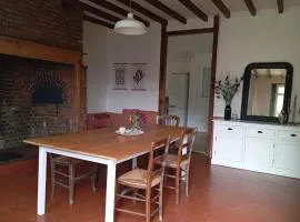 Maison normande adossée à la forêt