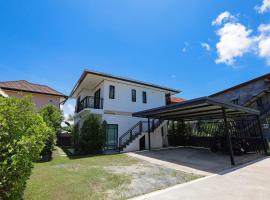 RinFin Beach House - Bangtao, ξενοδοχείο σε Ban Thalat Choeng Thale