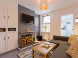 Ashton House - Stylish 2 Bedroom House, Close to Luton Town Center & Airport, hotel v Lutonu