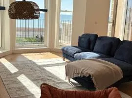 Luxury 2 Bedroom Apartment with Full Seaview's
