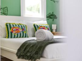 Casa del Pez - Bold, Bright & Steps to the Sand!, hotel a Norfolk