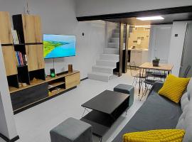 Nitro Inn 3 Premium - Wine Tasting - Souvenir - Art Gallery - Private Guided Tours - Relaxing - Romantic, hotel en Skopje