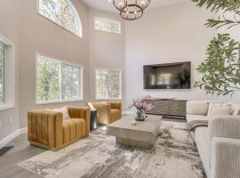 Hot Tub and Mountain Views Luxe Lake Arrowhead Home, hotel v destinaci North Shore