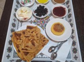 Café nour dar ait ben haddou, hotel en Taskoukte