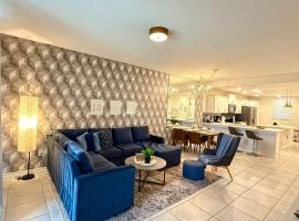 Stay Our Stylish 2 Br, 6 Minutes To Disney World, condo in Kissimmee