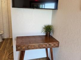 Stylish Container Home near 3 lakes and wineries, hotel v destinaci Azle