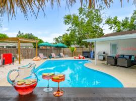 Resort Style Backyard Tiki Bar Pool Hot Tub, hotel v destinaci Ulmerton