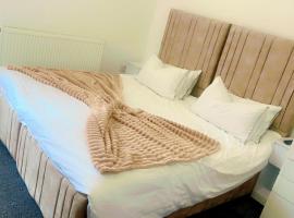 studio apartment with small kitchen and bathroom, hotel em Colne