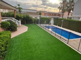 Chalet en la playa con piscina privada y jardín, hotel en Sueca