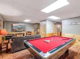 Creekside Serenity Cabin - 5BR Retreat with Hot Tub & Arcade! Near Pigeon Forge