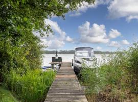 Nelsen mit Ruderboot auf Wassergrundstück, hotel a Jabel