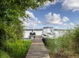 Nelsen mit Ruderboot auf Wassergrundstück