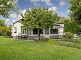 Nelsen mit Ruderboot auf Wassergrundstück, hotel v destinácii Jabel