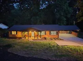 Exquisite, newly renovated large home near I-85