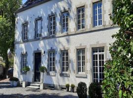 Countryside Escape for 9, hotel in Honnay