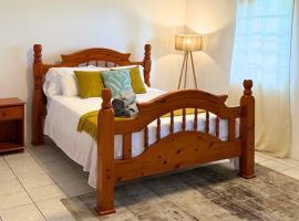 Luxury Apartment with Balcony & Full Kitchen, hotel in Nevis