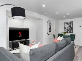 Modern 1-BR Condo with Parking in Downtown Toronto