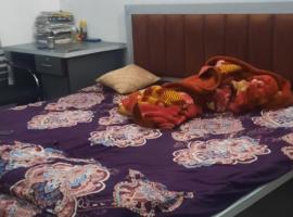 Devaa Homestay, hotel v destinaci Mau