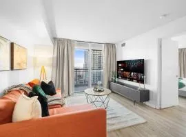 Modern Lakefront Esc Stylish 2BR Condo with Patio